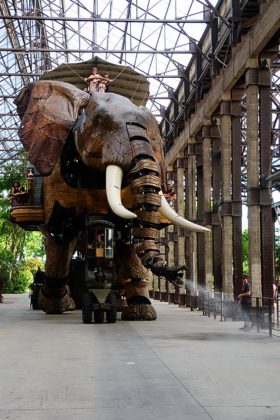 Le grand éléphant sous les nefs des Machines de l'Île, Nantes.