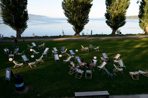 Les transats du Club Paradis au bord du lac de Neuchâtel.
