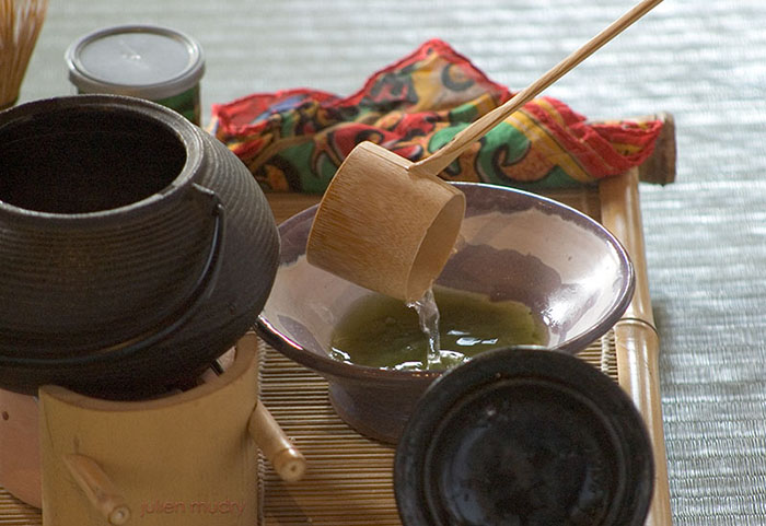 Préparation du thé selon la cérémonie du thé japonaise.