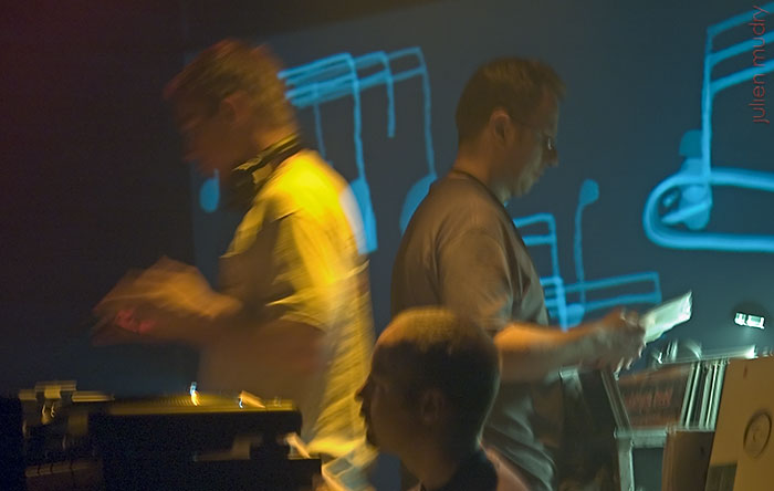 Les trois DJs de la soirée travaillant en même temps, et s'occupant chacun de ses affaires.