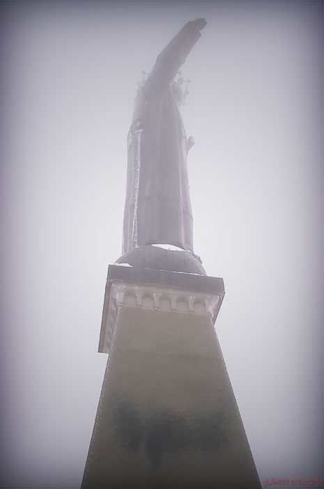 Une statue imposante avec le bras droite levé.