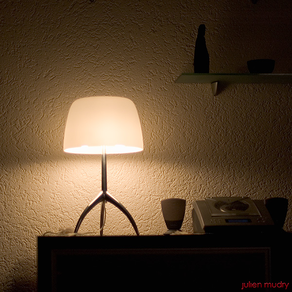 Une lampe sur un meuble.