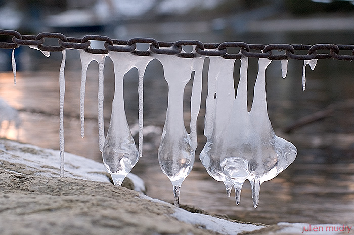 Quelques stalactites de glace accrochés à une chaîne.