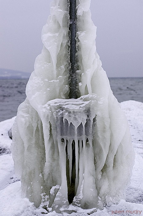 Un poteau entouré de glace.