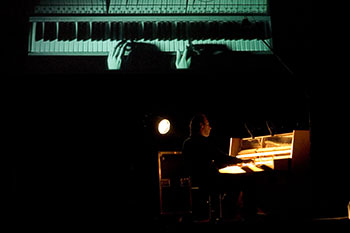 Gonzales en concert au Pully For Noise Festival, seul sur scène avec son piano.