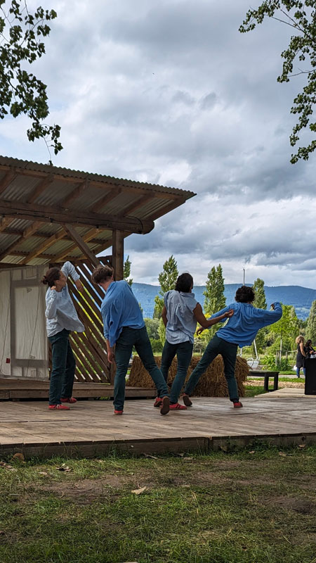 Quatre danseur·euses sur la scène de La Dérivée avec la nature derrière.