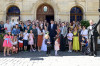 Photos des marié·es et leurs invités sur le parvis de l'Hôtel de Ville.