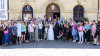 Photos des marié·es et leurs invités sur le parvis de l'Hôtel de Ville.