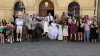Photos des marié·es et leurs invités sur le parvis de l'Hôtel de Ville.