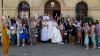 Photos des marié·es et leurs invités sur le parvis de l'Hôtel de Ville.