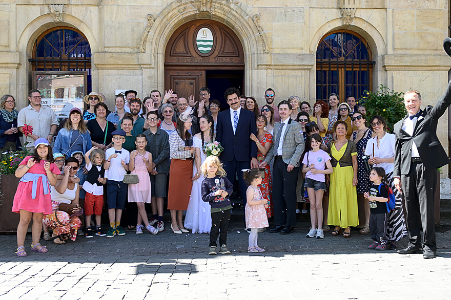 Photos des marié·es et leurs invités sur le parvis de l'Hôtel de Ville.