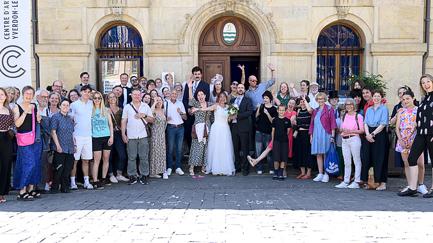Photos des marié·es et leurs invités sur le parvis de l'Hôtel de Ville.